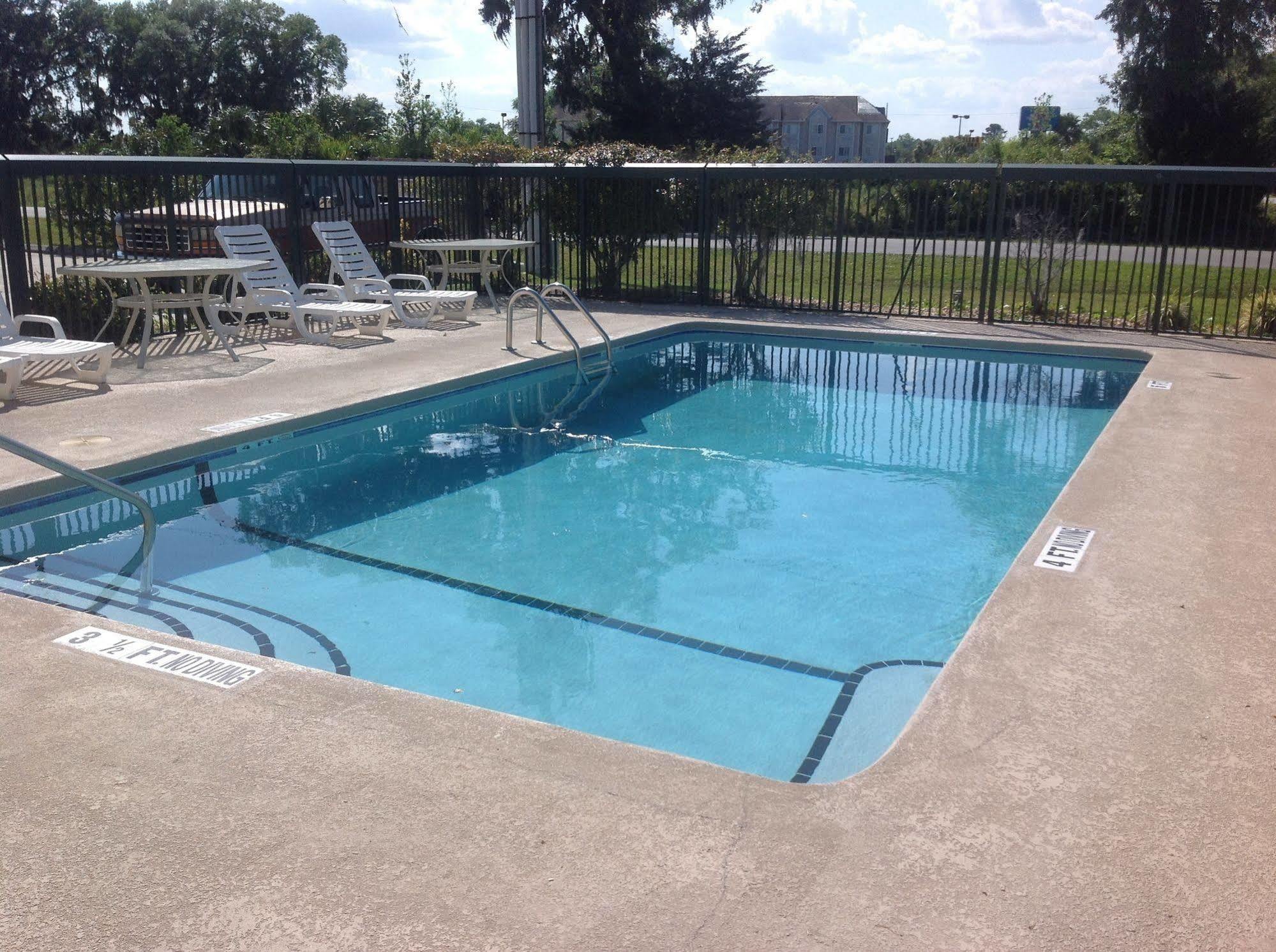 Super 8 By Wyndham Brunswick South I-95 Motel Bagian luar foto