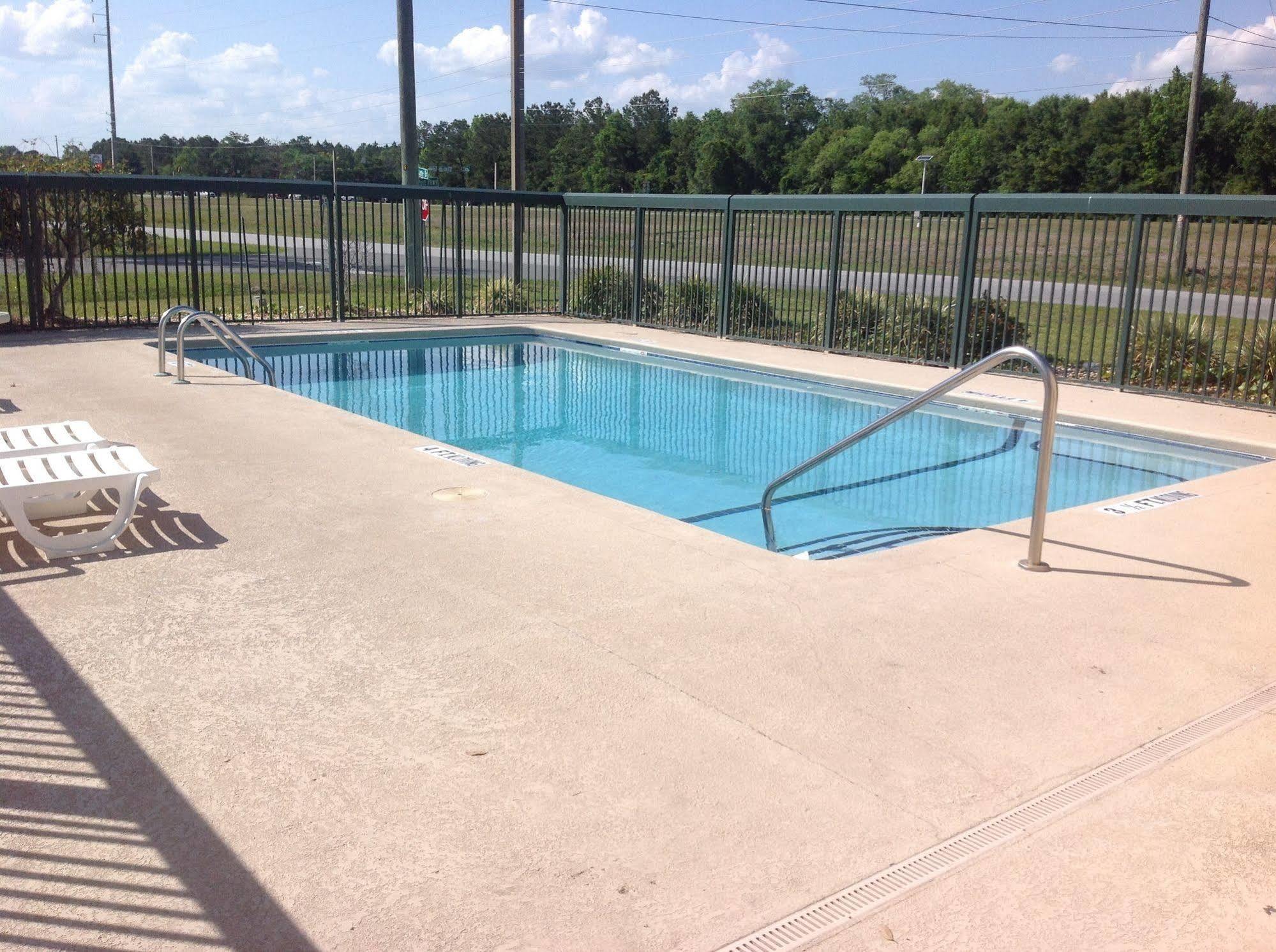 Super 8 By Wyndham Brunswick South I-95 Motel Bagian luar foto