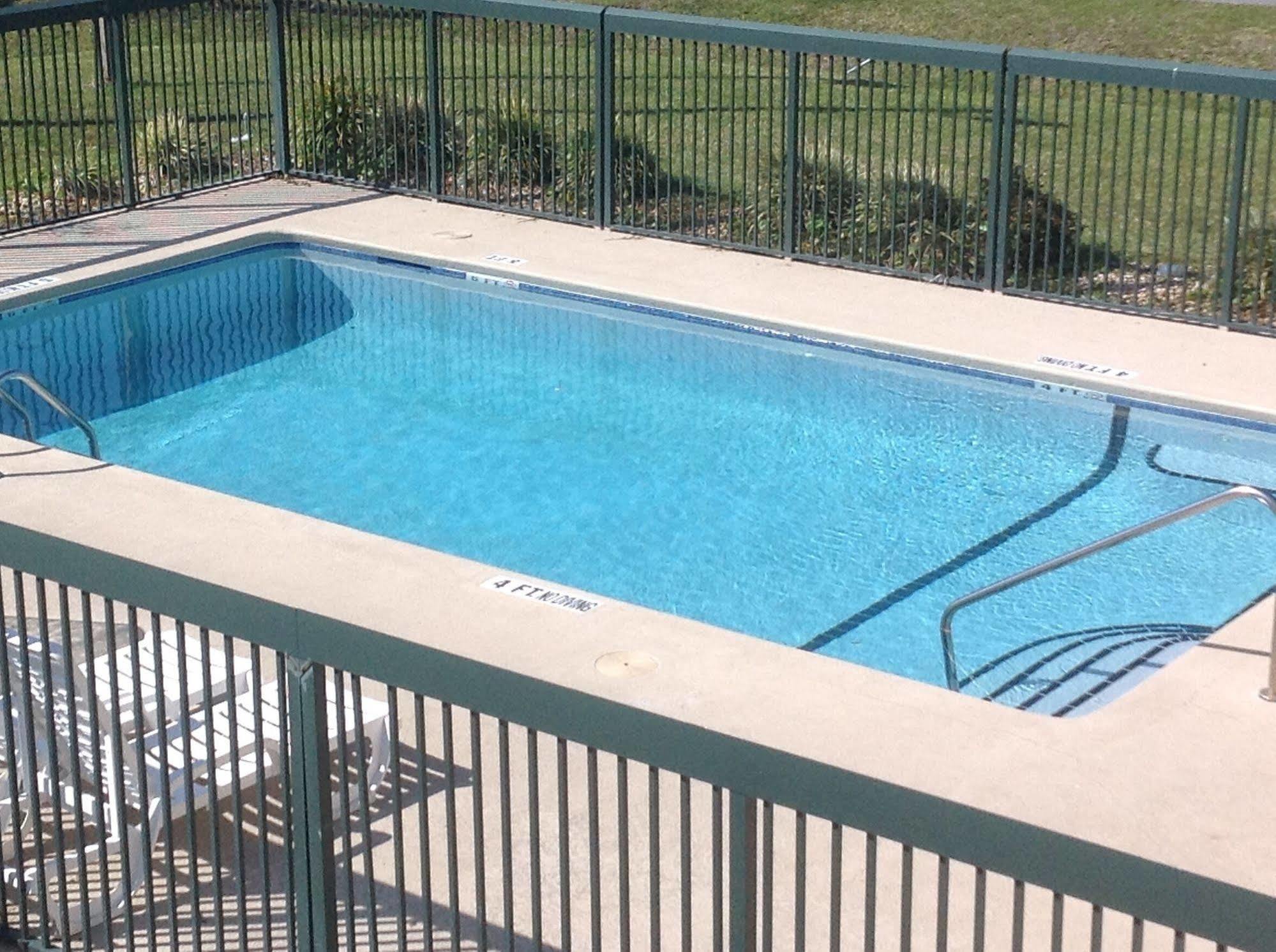 Super 8 By Wyndham Brunswick South I-95 Motel Bagian luar foto
